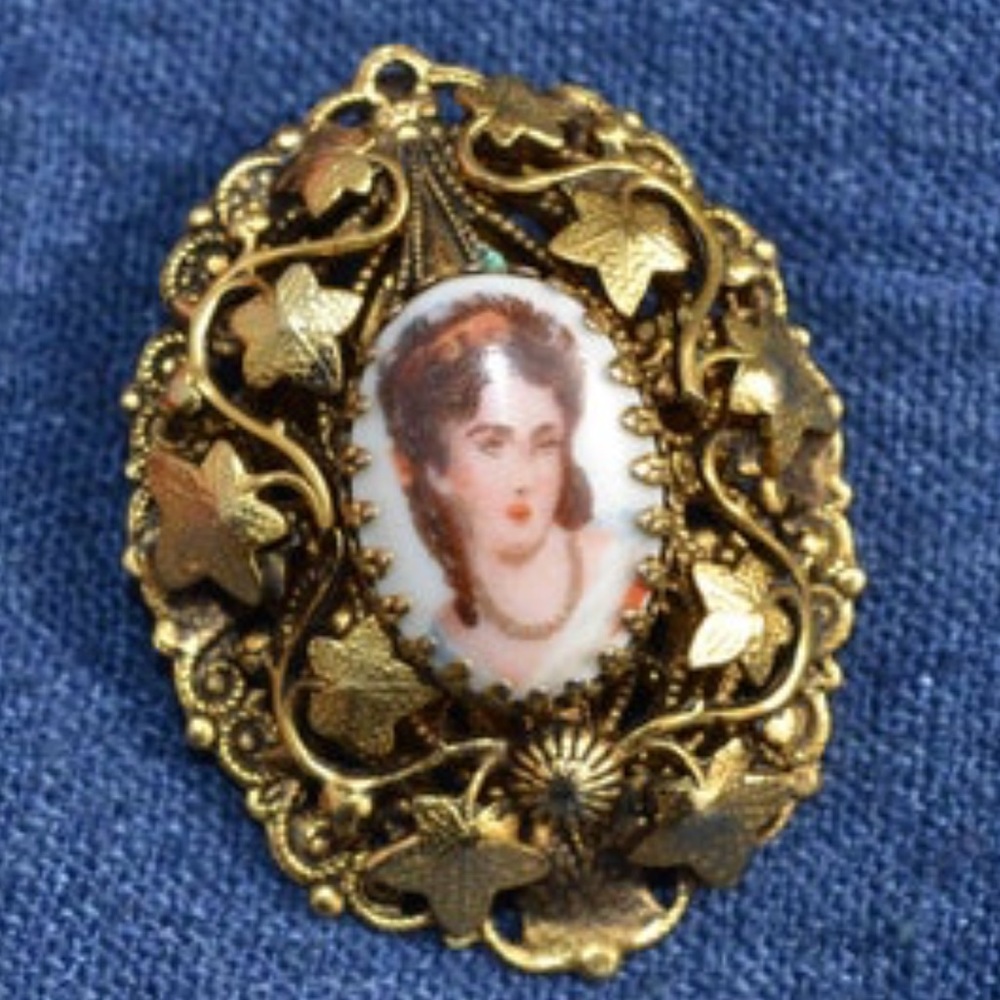 Vintage 50’s 60’s cameo lady gold tone pendant & brooch in 1 Fall pin ivy leaves